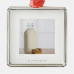 Stapel chocoladekoekjes melk in een glas metalen ornament