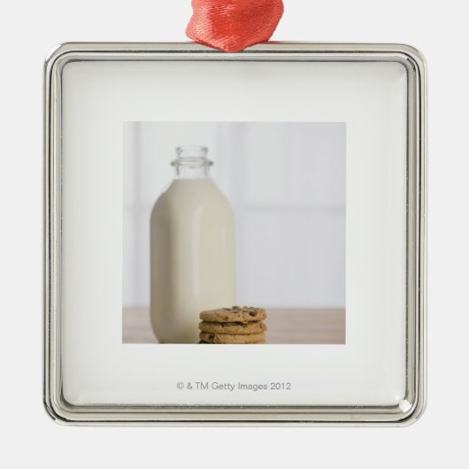 Stapel chocoladekoekjes melk in een glas metalen ornament (Voorkant)