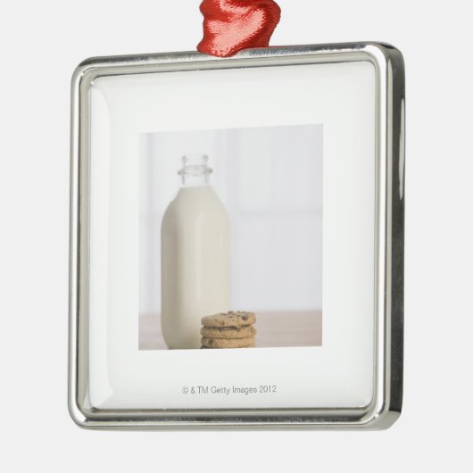 Stapel chocoladekoekjes melk in een glas metalen ornament (Links)