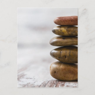 stapel donkergekleurde stenen op witte achtergrond briefkaart