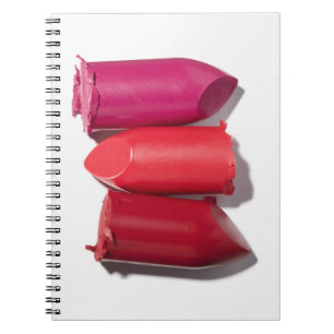 Stapel gebroken lipstick notitieboek