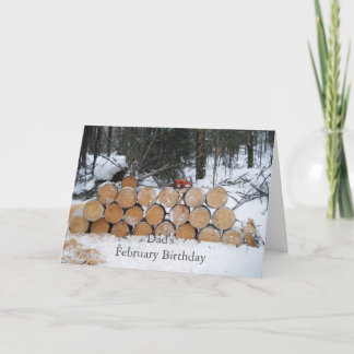 Stapel gesneden boomstammen in sneeuw kaart