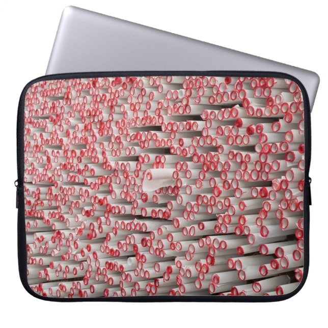 stapel gewalst papier laptop sleeve (Voorkant)