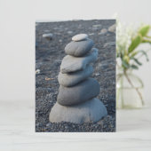 Stapel grijze rokken op strand bedankkaart (Staand voorkant)