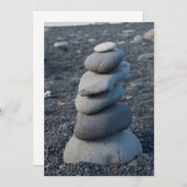 Stapel grijze rokken op strand bedankkaart (Voorkant / Achterkant)