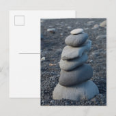 Stapel grijze rokken op strand briefkaart (Voorkant / Achterkant)