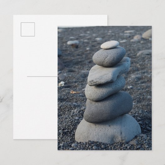 Stapel grijze rokken op strand briefkaart (Voorkant / Achterkant)