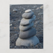 Stapel grijze rokken op strand briefkaart (Voorkant)