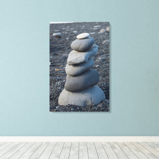 Stapel grijze rokken op strand canvas afdruk (Insitu (Houten vloer))