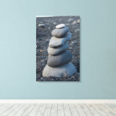 Stapel grijze rotsen op strand canvas afdruk (Insitu (Houten vloer))