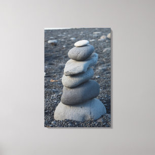Stapel grijze rotsen op strand canvas afdruk