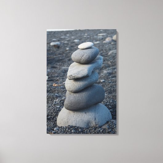 Stapel grijze rotsen op strand canvas afdruk (Voorkant)