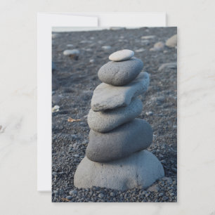 Stapel grijze stenen op het strand bedankkaart