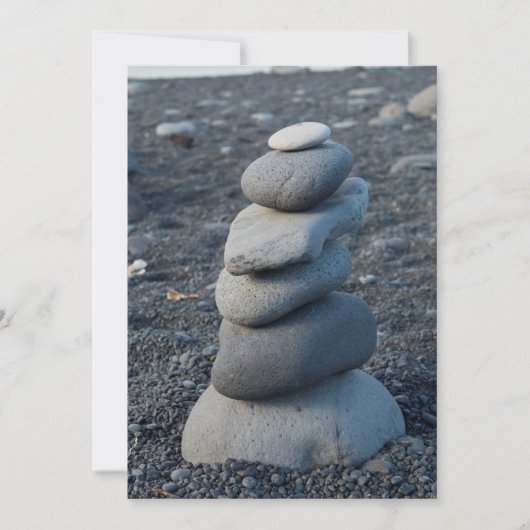 Stapel grijze stenen op het strand bedankkaart (Voorkant)