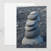 Stapel grijze stenen op het strand bedankkaart (Voorkant / Achterkant)
