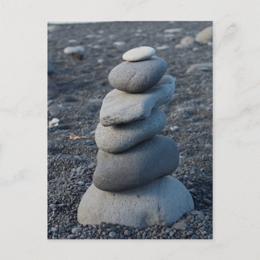 Stapel grijze stenen op het strand briefkaart (Voorkant)
