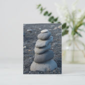 Stapel grijze stenen op het strand briefkaart (Staand voorkant)