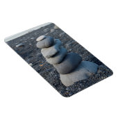 Stapel grijze stenen op het strand magneet (Rechterzijde)