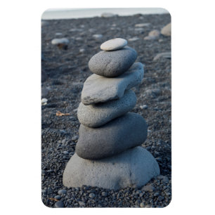 Stapel grijze stenen op het strand magneet
