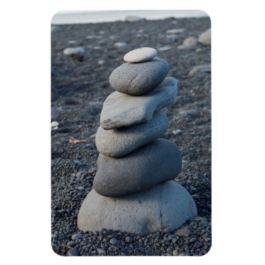 Stapel grijze stenen op het strand magneet (Verticaal)