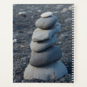 Stapel grijze stenen op het strand planner (Achterkant)