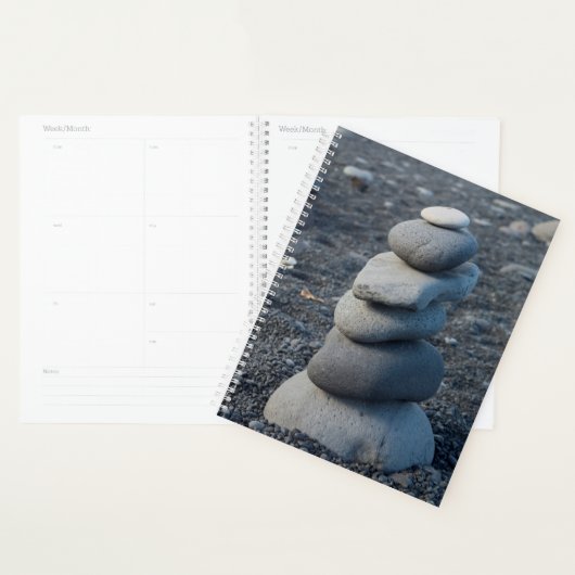 Stapel grijze stenen op het strand planner (Display)