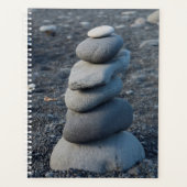 Stapel grijze stenen op het strand planner (Voorkant)