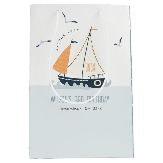 Stapel met blauwe zeilboot medium cadeauzakje (Voorkant)