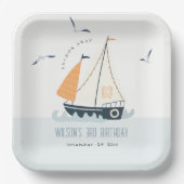 Stapel met blauwe zeilboot papieren bordje (Voorkant)