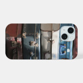 Stapel oude koffers iPhone 15 case (Achterkant horizontaal)