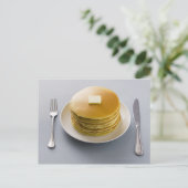 Stapel pannenkoeken met boter op een bord briefkaart (Staand voorkant)