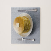 Stapel pannenkoeken met boter op een bord legpuzzel (Verticaal)