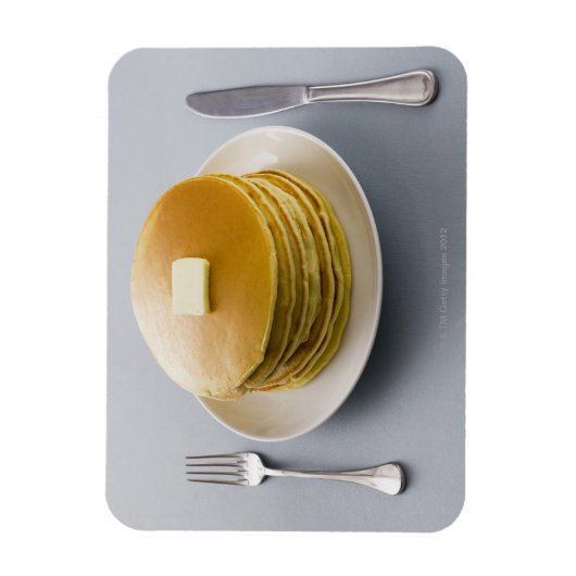 Stapel pannenkoeken met boter op een bord magneet (Verticaal)