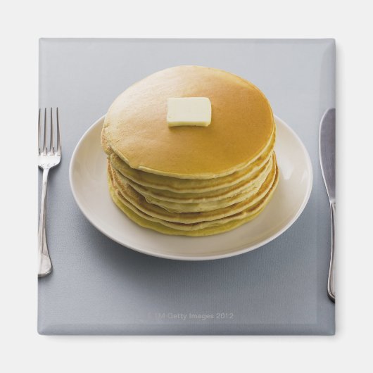 Stapel pannenkoeken met boter op een bord magneet (Voorkant)