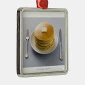 Stapel pannenkoeken met boter op een bord metalen ornament (Rechts)