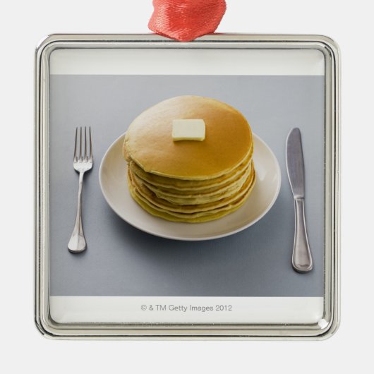 Stapel pannenkoeken met boter op een bord metalen ornament (Voorkant)