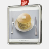 Stapel pannenkoeken met boter op een bord metalen ornament (Links)