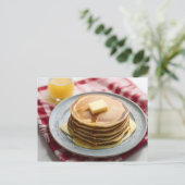 Stapel pannenkoeken op bord bedekt met siroop briefkaart (Staand voorkant)