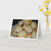 Stapel rozijnen scones op bord kaart (Gele Bloem)