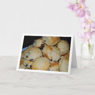 Stapel rozijnen scones op bord kaart