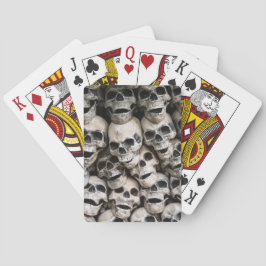 Stapel schedels die kaarten spelen