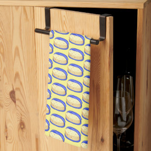 Stapel van bloem tortilla's theedoek