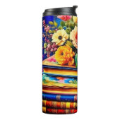 Stapel van  boeken en bloemen thermosbeker (Gedraaid links)