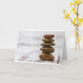 Stapel van donkere gekleurde stenen op witte kaart (Gele Bloem)