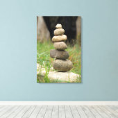 Stapel van evenwichtige rotsen canvas afdruk (Insitu (Houten vloer))