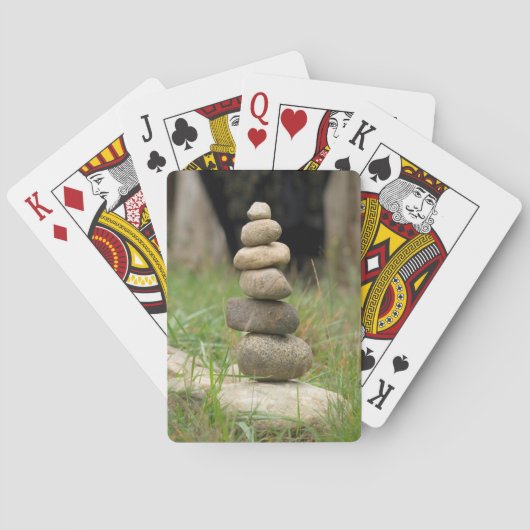 Stapel van evenwichtige rotsen pokerkaarten (Achterkant)