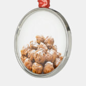 stapel van gefrituurde bollen of van gefrituurde o metalen ornament (Links)