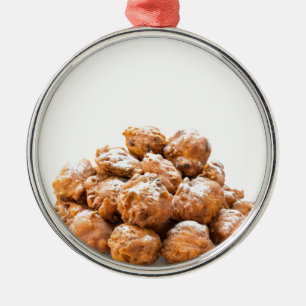 stapel van gefrituurde bollen of van gefrituurde o metalen ornament