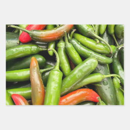 Stapel van groene pittige paprika's inpakpapier vel