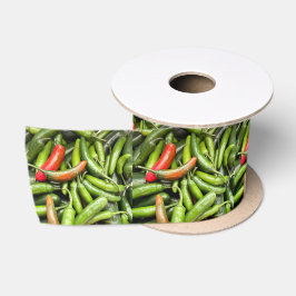 Stapel van groene pittige paprika's satijnen lint